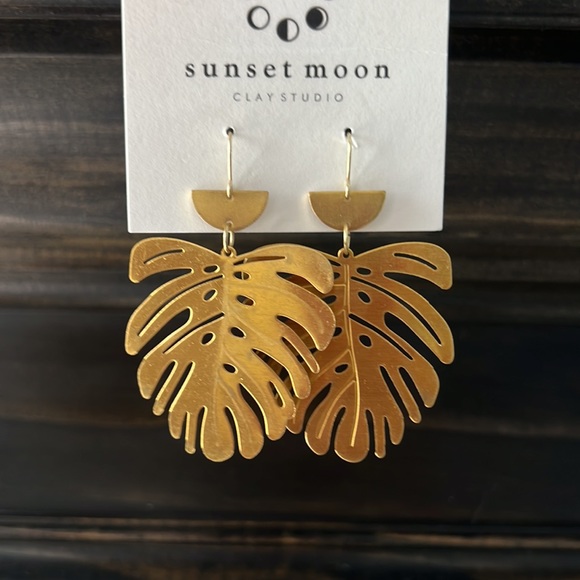 🌼HANDMADE🌼 Brass Monstera Leaf Earrings, Large - Picture 3 of 5